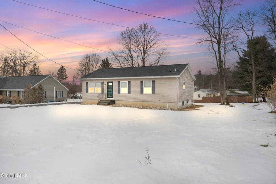 12 Clover Avenue, photo 1