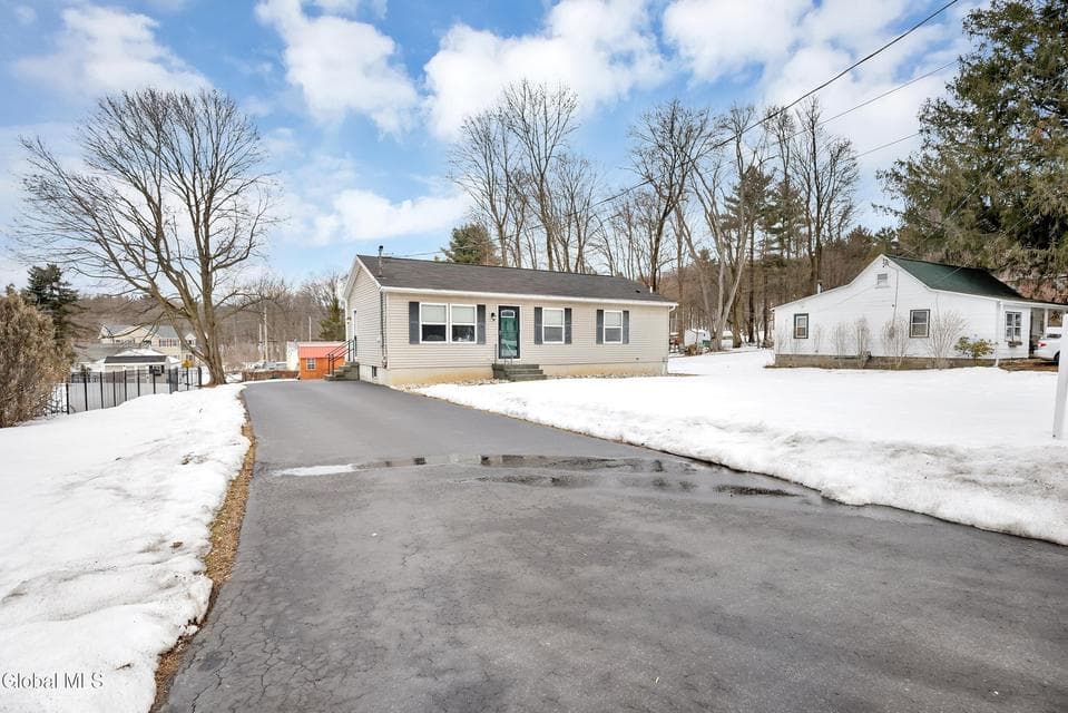 12 Clover Avenue, photo 3