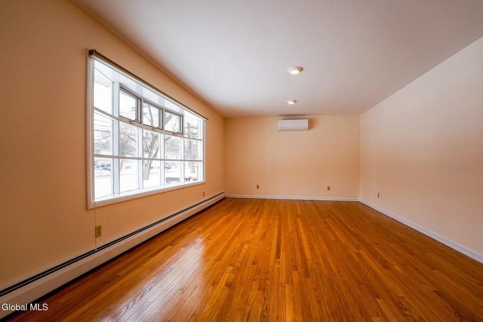 196 Kenwood Avenue, photo 4