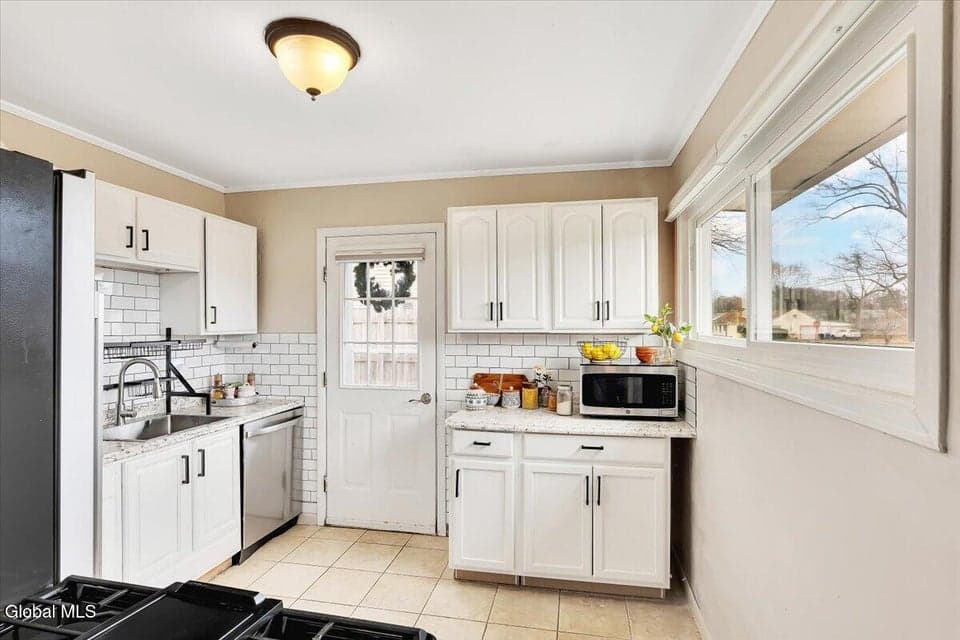21 Jase Court, Albany, NY, photo 2