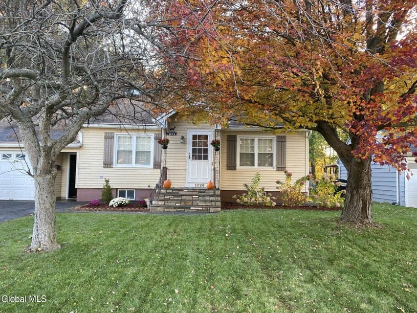 1026 Eugene Drive, photo 2