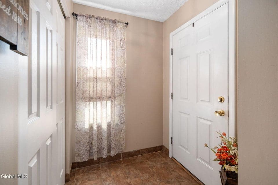 1701 Cambridge Manor Drive, Scotia, NY, photo 3
