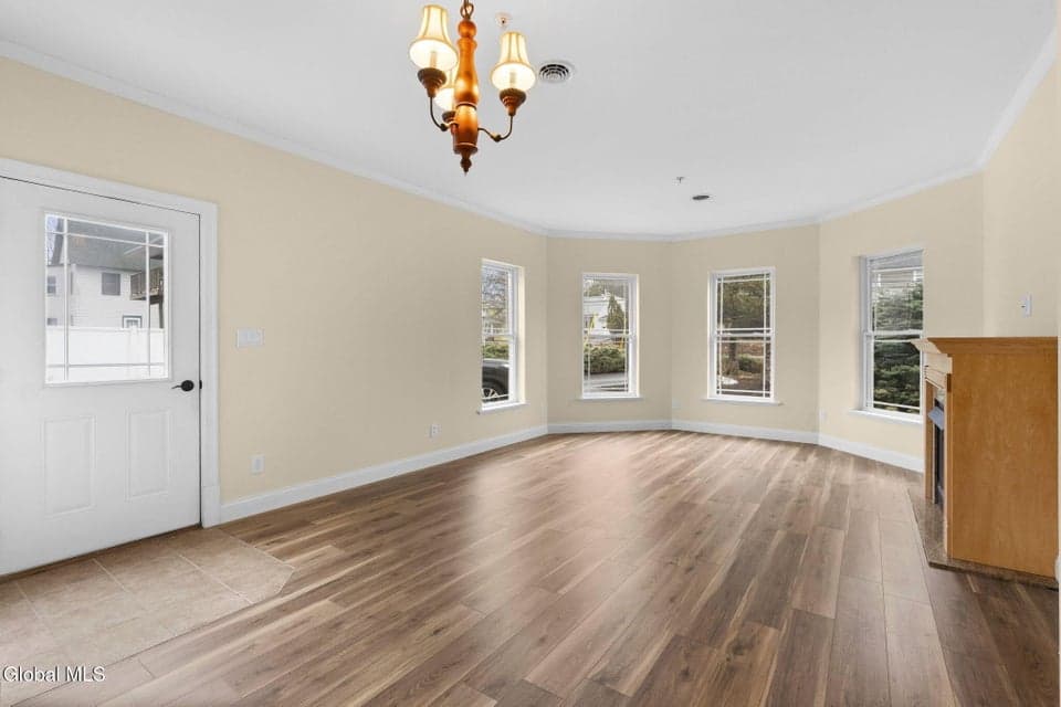 80 Maple Avenue, photo 3