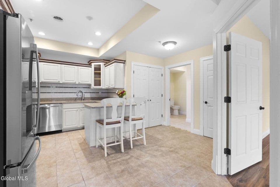 80 Maple Avenue, photo 5