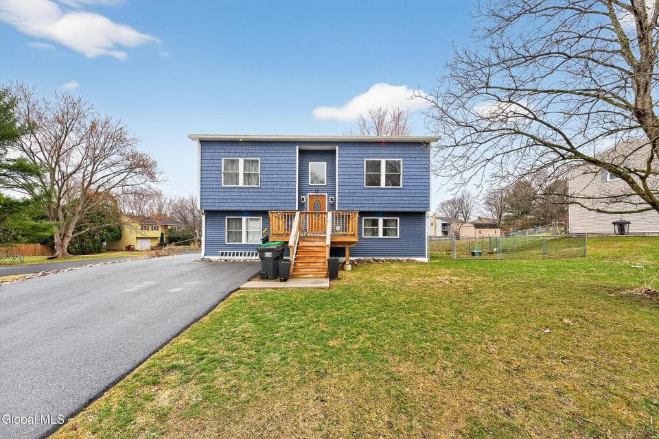 15 Castle Drive, photo 1