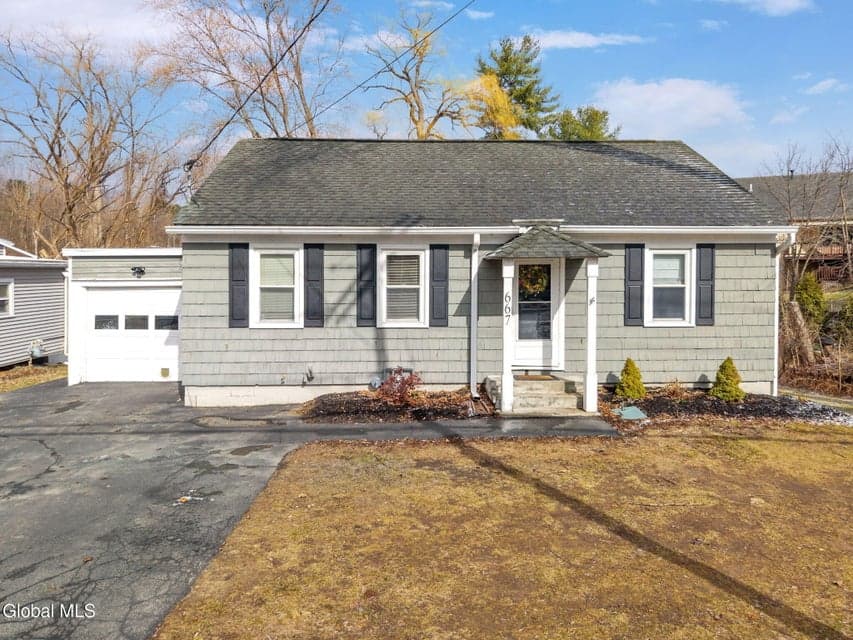 667 Feura Bush Road, photo 1