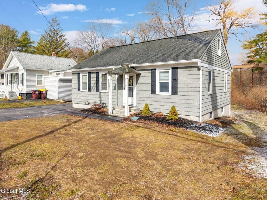 667 Feura Bush Road, photo 2