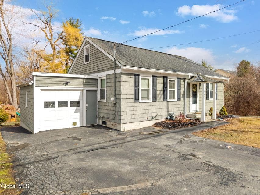 667 Feura Bush Road, photo 3