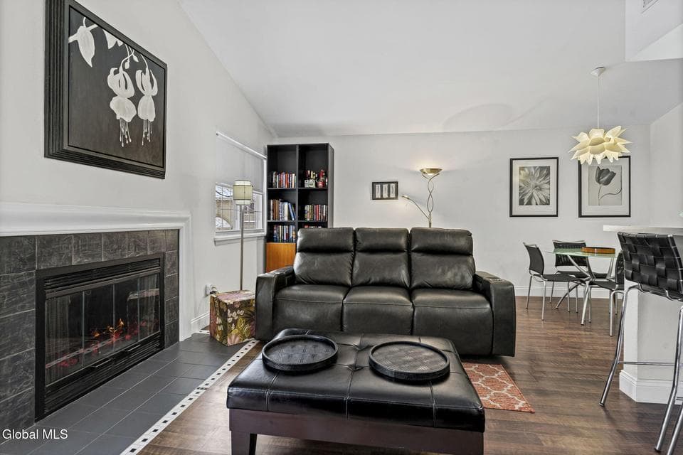 212 Monmouth Way, photo 4