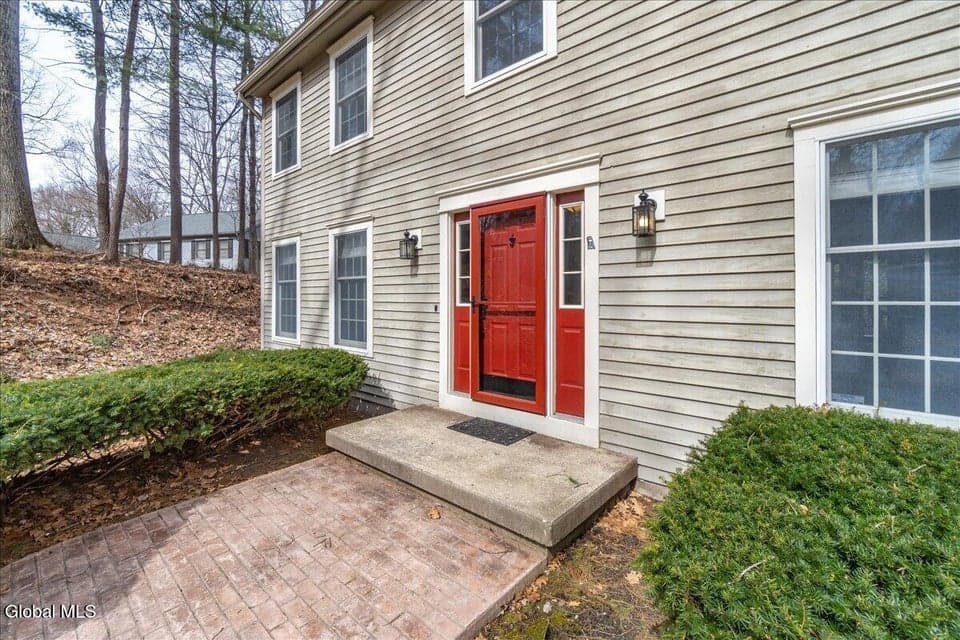 61 Robinwood Drive, photo 2