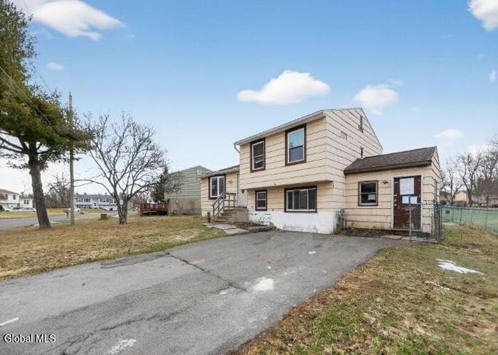 8252 Elaine Circle, photo 2