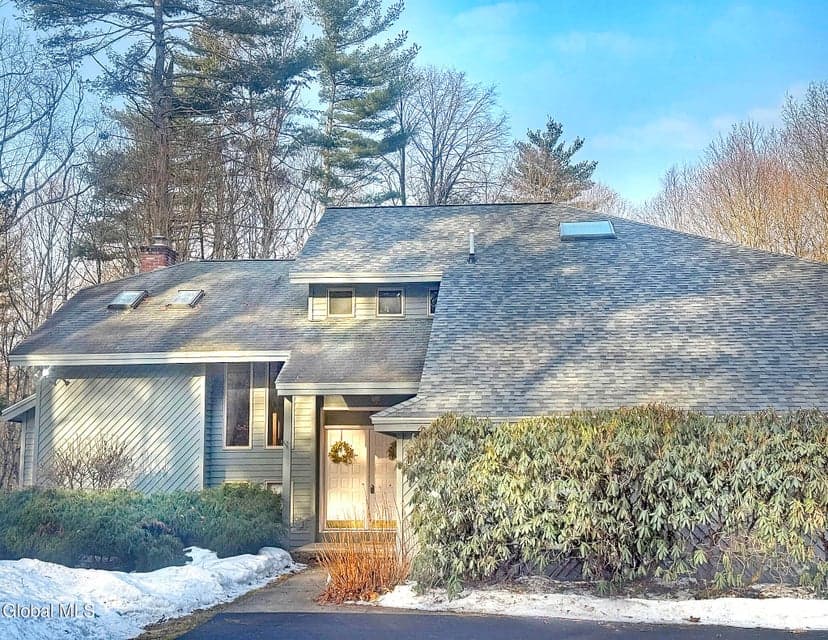 4 Van Court, photo 1