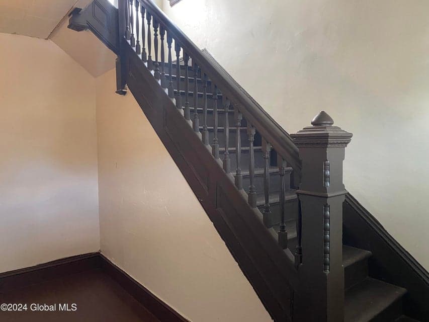 907 Delamont Avenue, photo 4
