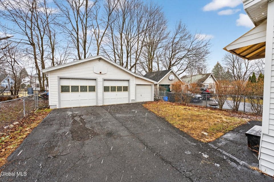 23 Woodrow Court, Troy, NY, photo 3