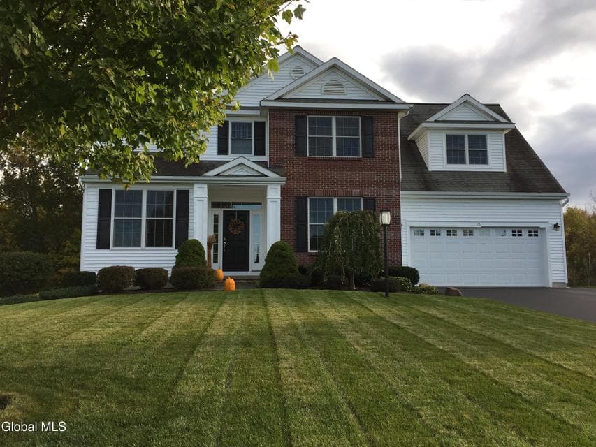 15 Avendale Drive, photo 1