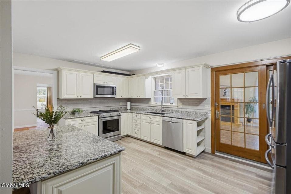 16 Hearthside Drive, photo 3