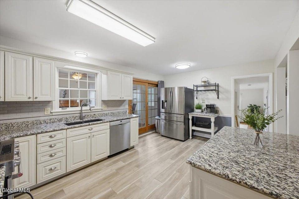 16 Hearthside Drive, photo 2