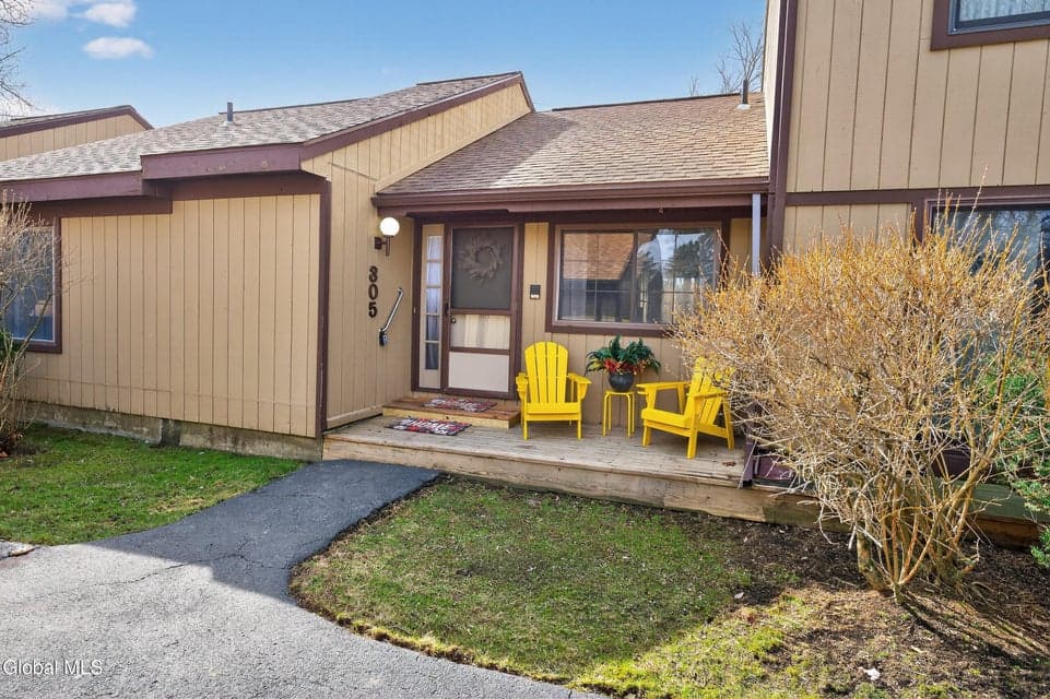 305 Huntington Court, photo 2