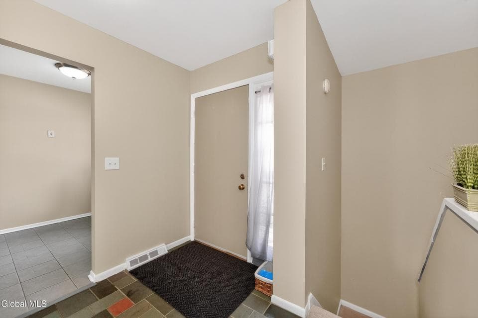 305 Huntington Court, photo 5