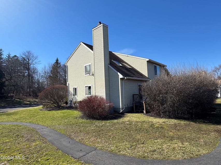 30 Loudonwood East, Colonie, NY, photo 3