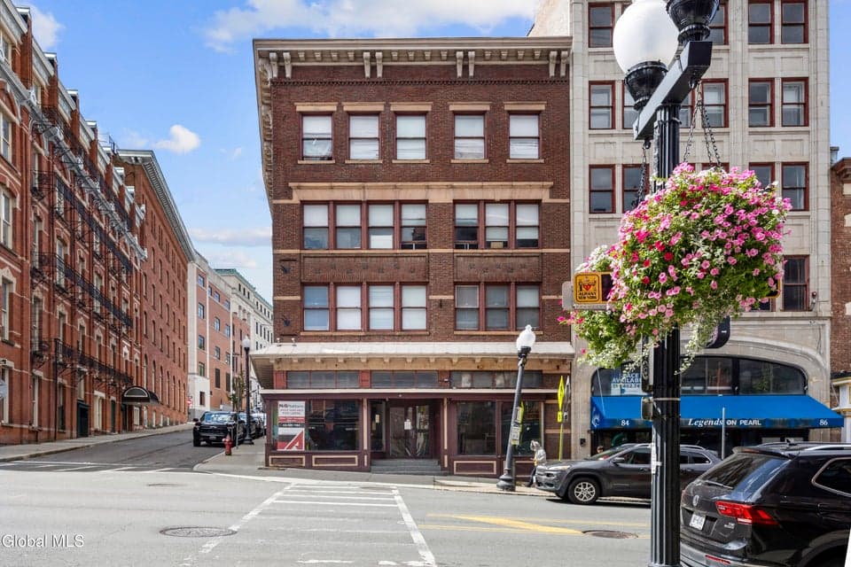 82 N Pearl Street, photo 2