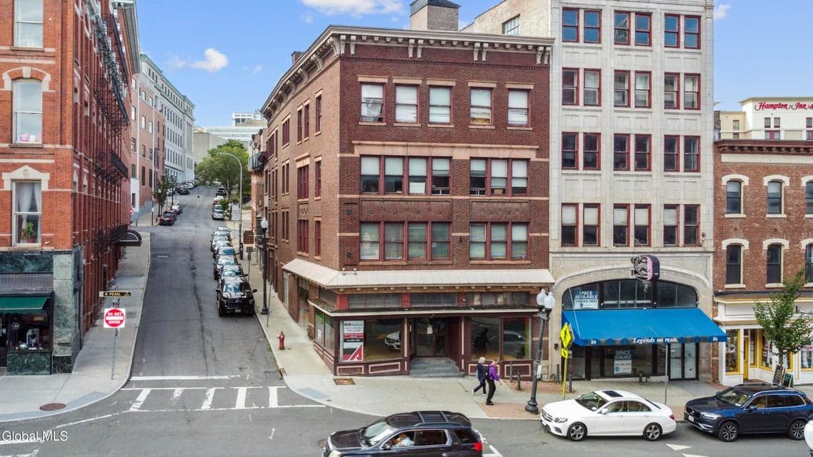 82 N Pearl Street, photo 3