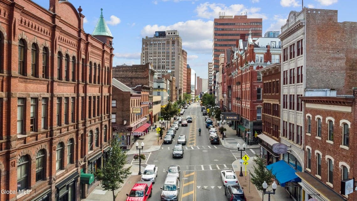 82 N Pearl Street, photo 4