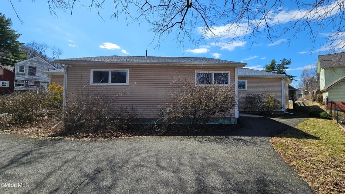 11 Elm Street, photo 2