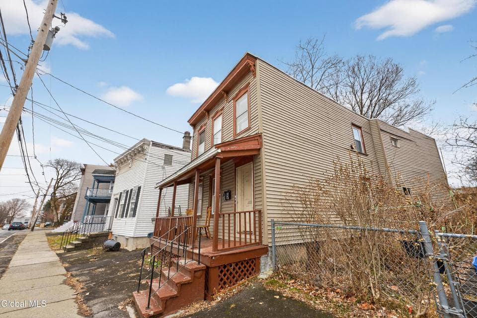 796 Livingston Avenue, photo 2