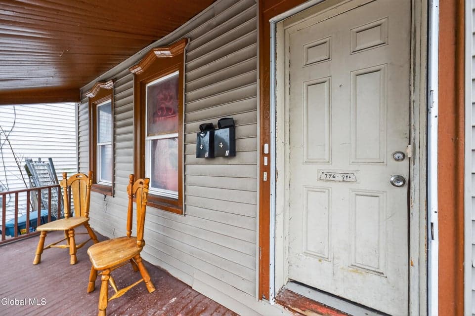 796 Livingston Avenue, photo 3