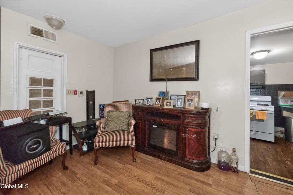 796 Livingston Avenue, photo 4