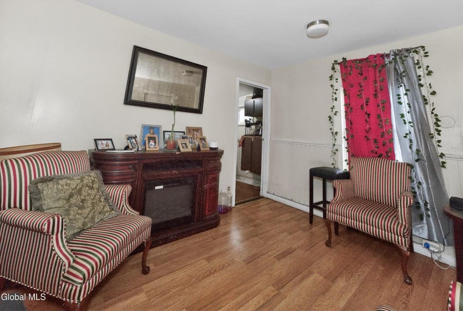 796 Livingston Avenue, photo 5