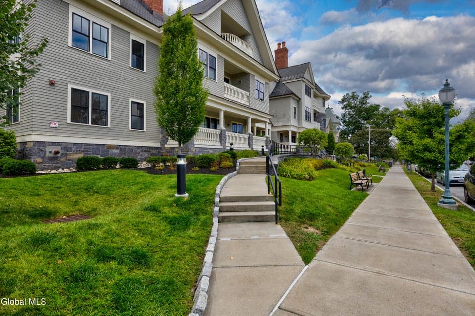 46 Union Avenue, photo 3
