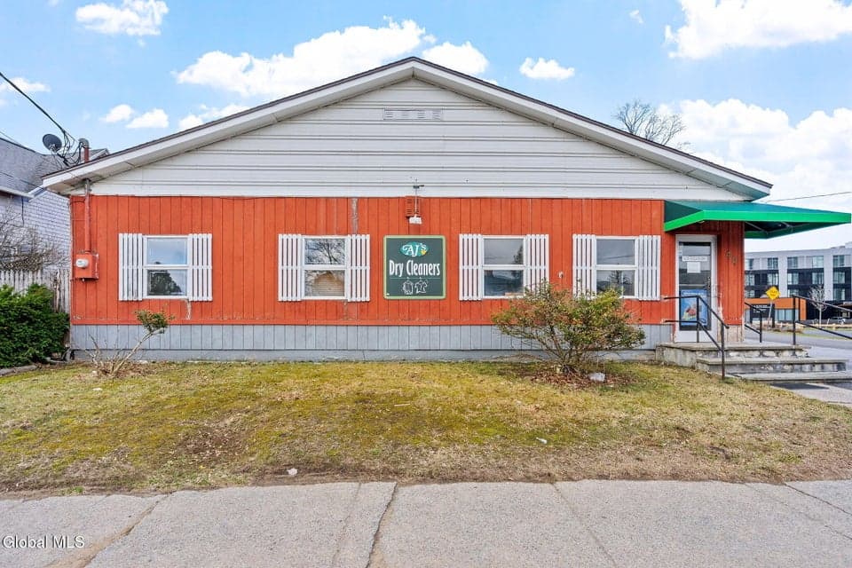 48 Lincoln Avenue, photo 1