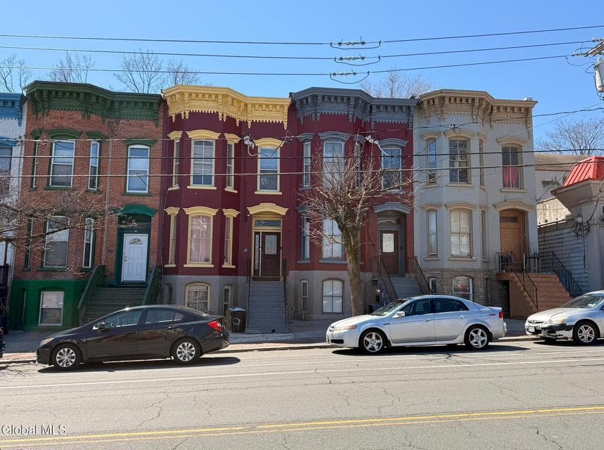370 Clinton Avenue, photo 2
