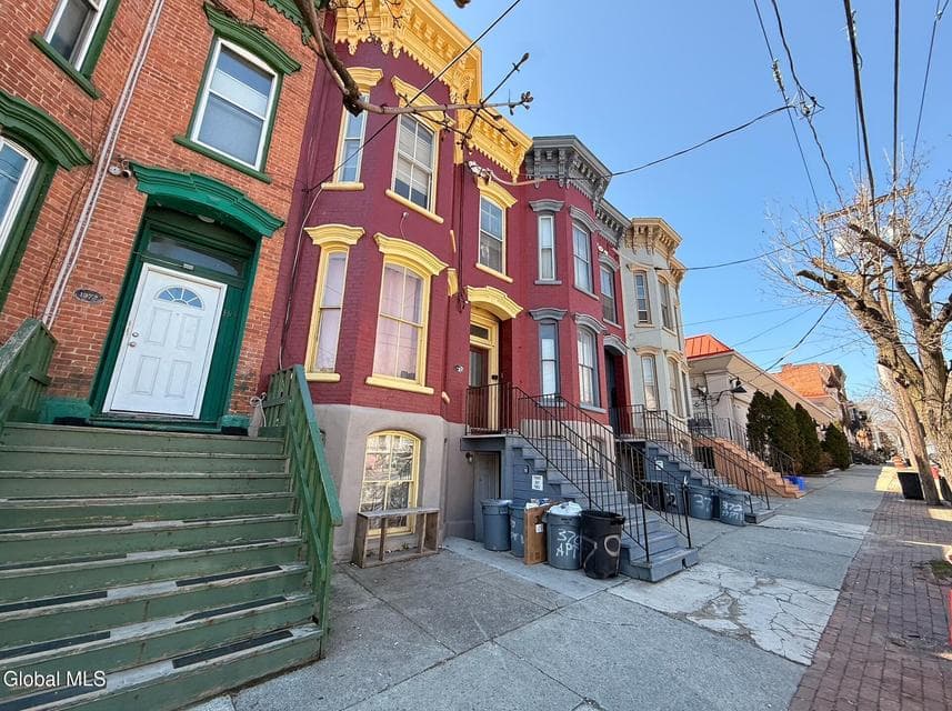 370 Clinton Avenue, photo 3