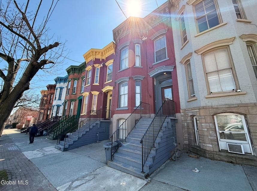 372 Clinton Avenue, photo 3