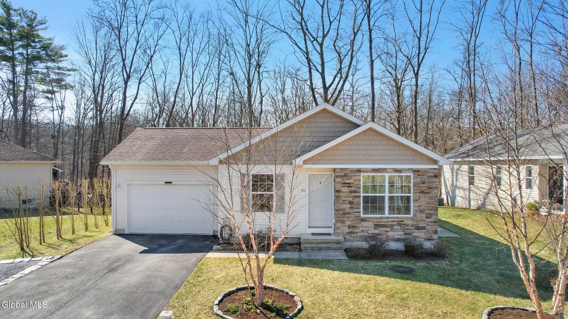 26 Parkview Lane, Glens Falls, NY, photo 2