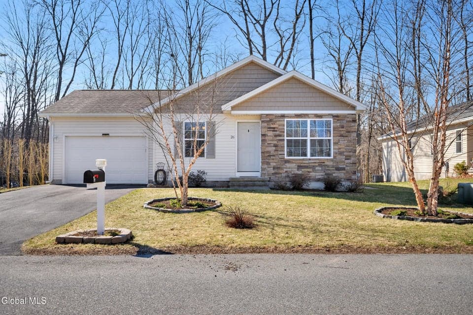 26 Parkview Lane, Glens Falls, NY, photo 1