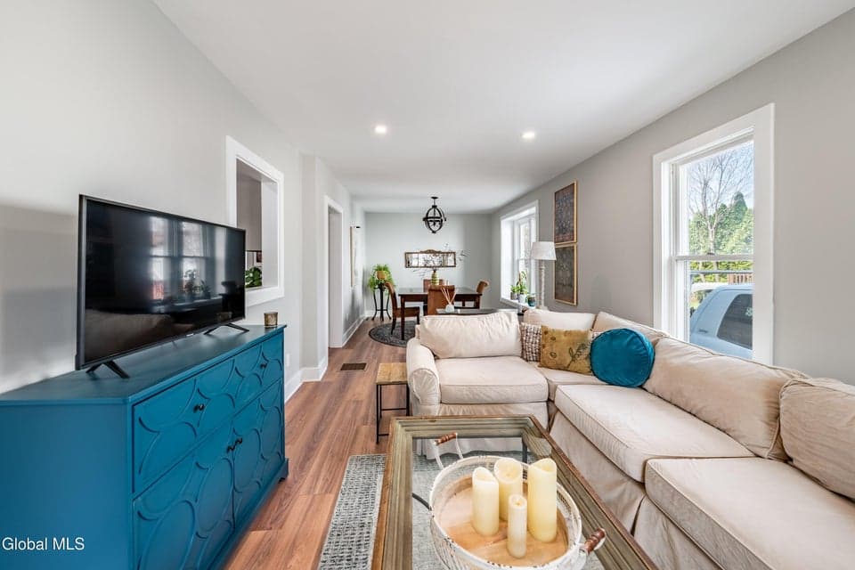 866 Thompson Street, photo 2