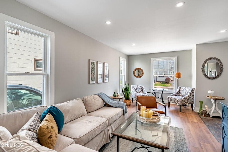 866 Thompson Street, photo 4