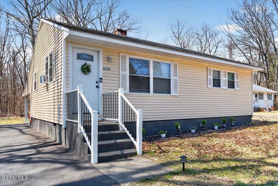 6129 Johnston Road, photo 3