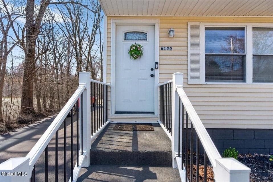6129 Johnston Road, photo 4