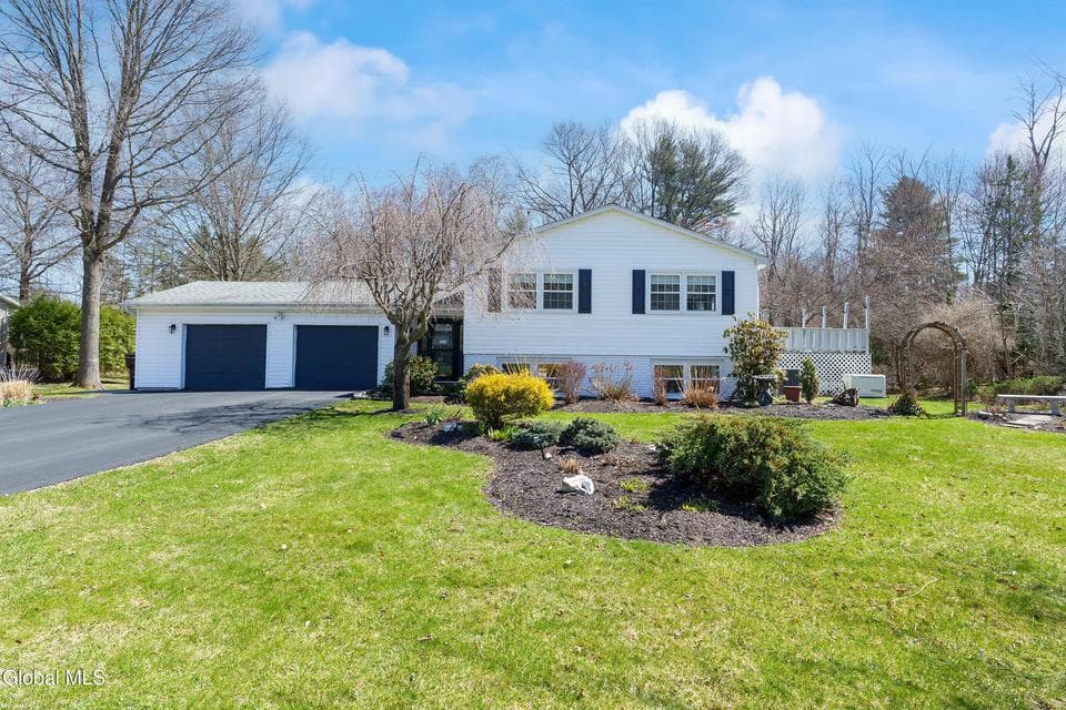 866 Huntingdon Drive, Niskayuna, NY, photo 1