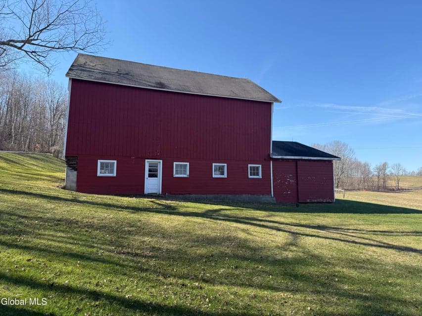 818 Middle Road, photo 4