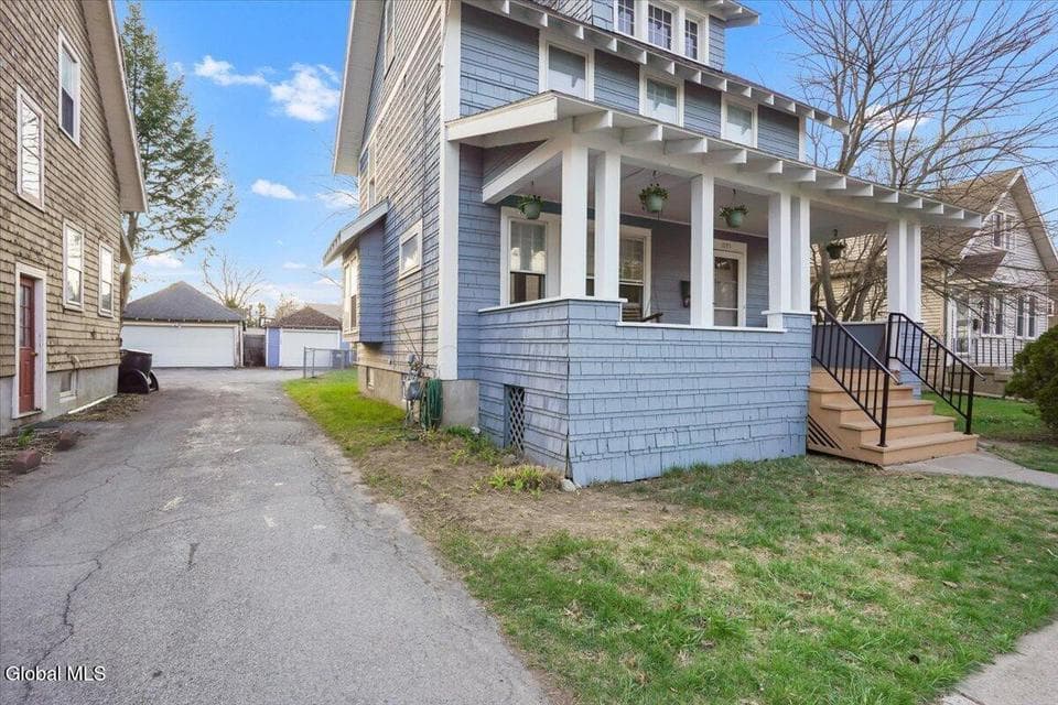1095 Regent Street, photo 2