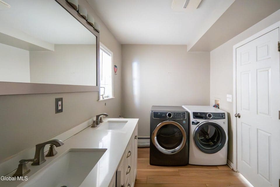 61 Tyler Street, photo 4