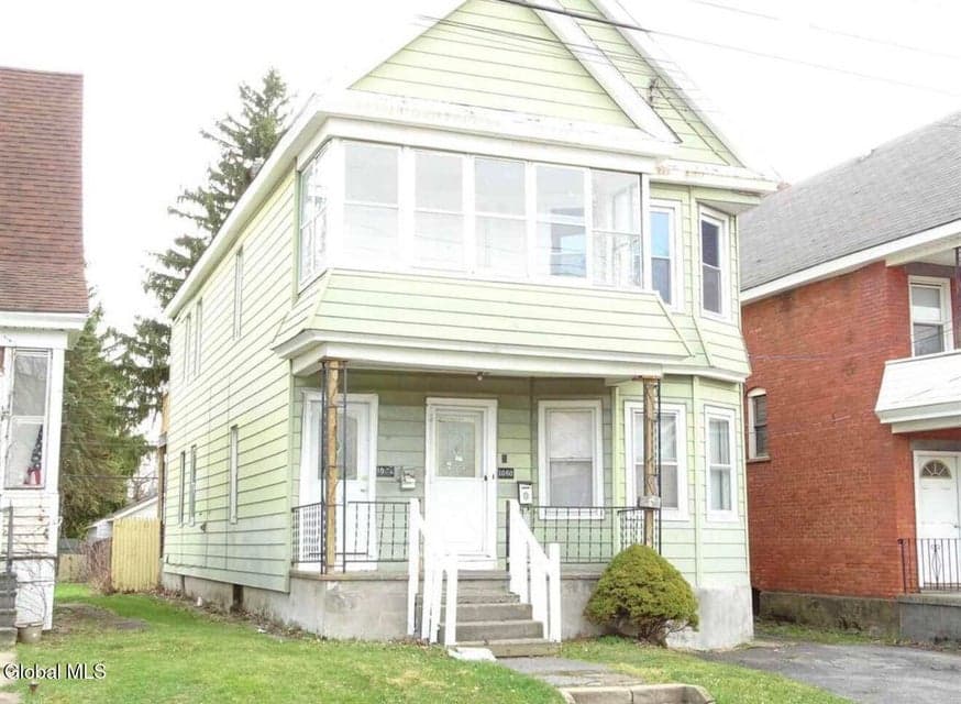 1060 Raymond Street, photo 2