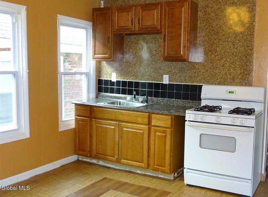 1060 Raymond Street, photo 3