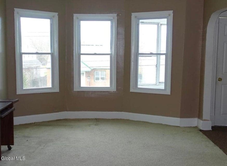1060 Raymond Street, photo 5